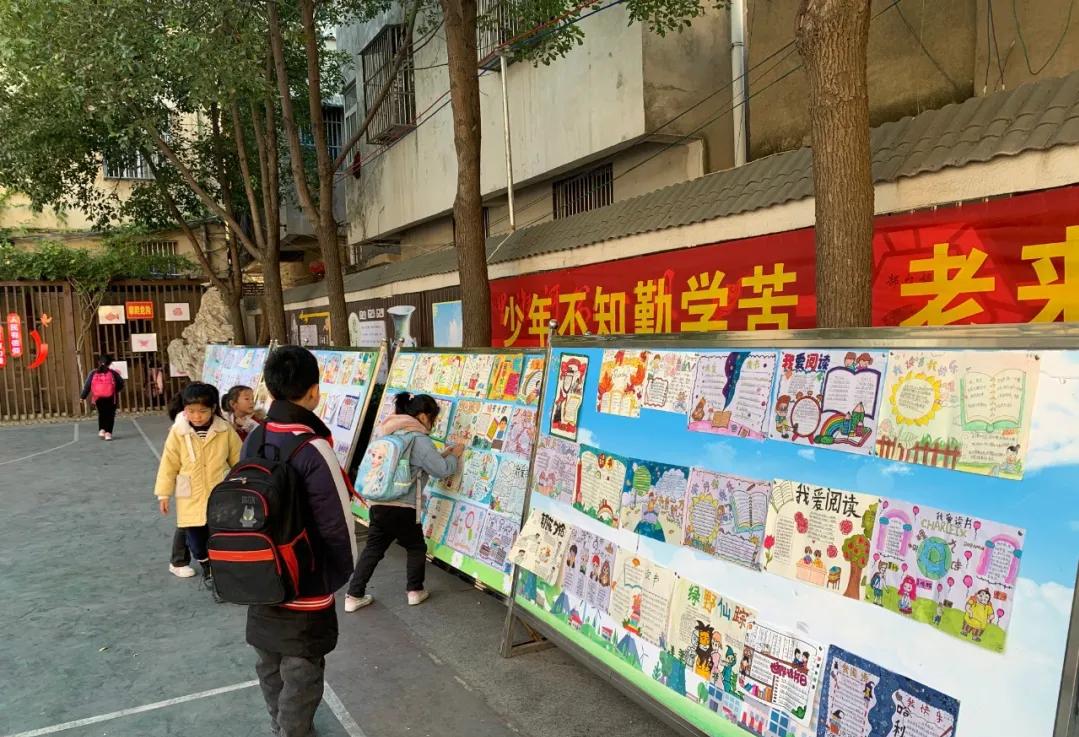 书香浸润校园阅读点亮童年手抄报,书香浸校园阅读伴成长手抄报图文