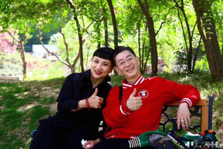 六小龄童结婚32周年晒合照，妻子竟是天竺王后！女儿撞脸关晓彤