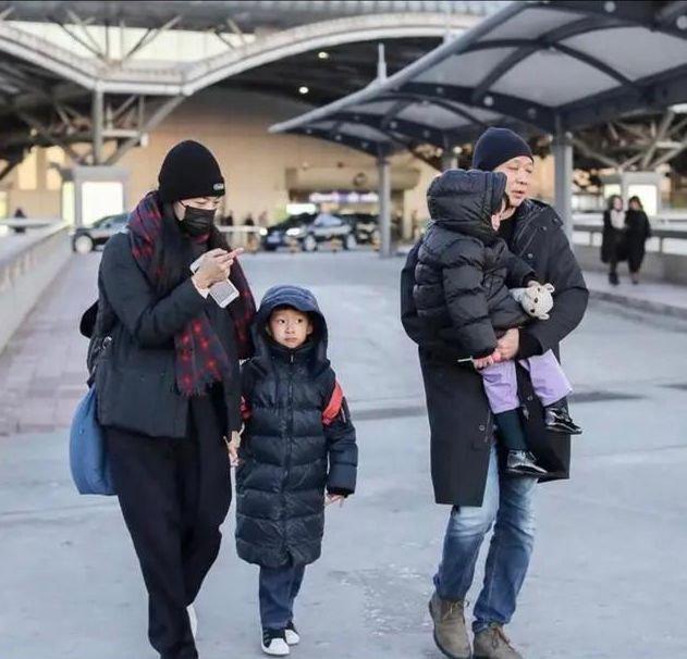 姚晨跟儿子在机场，小土豆呆萌的表情变潮男，这小嘴巴跟妈太像了