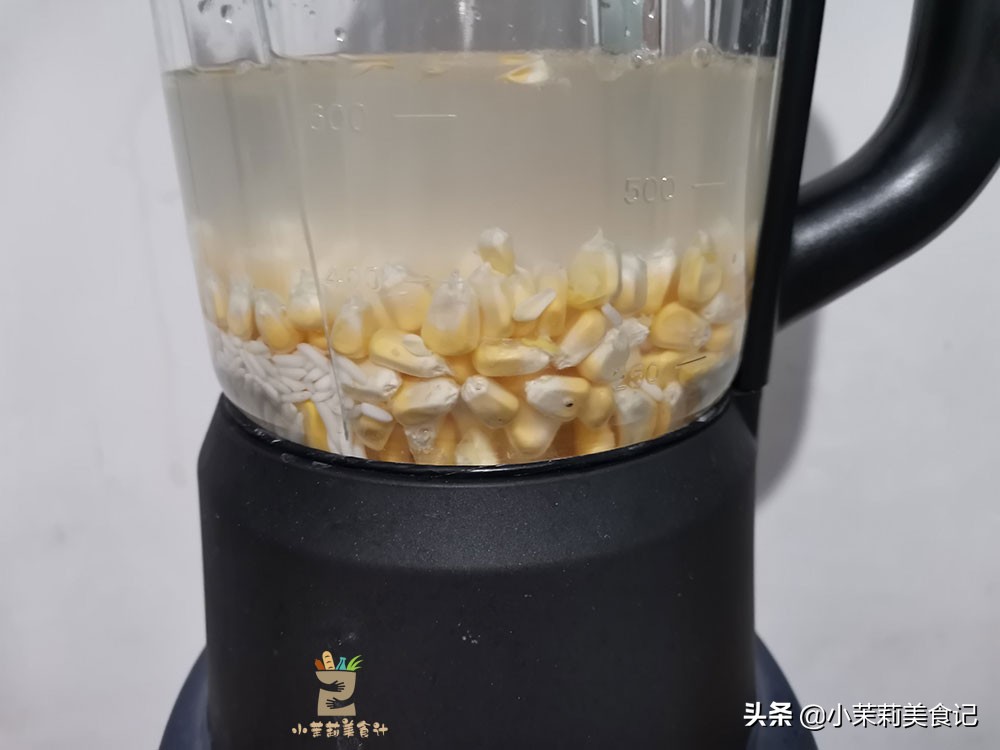 做玉米汁时，只放水可不行，教你一招，玉米汁香浓好喝又营养