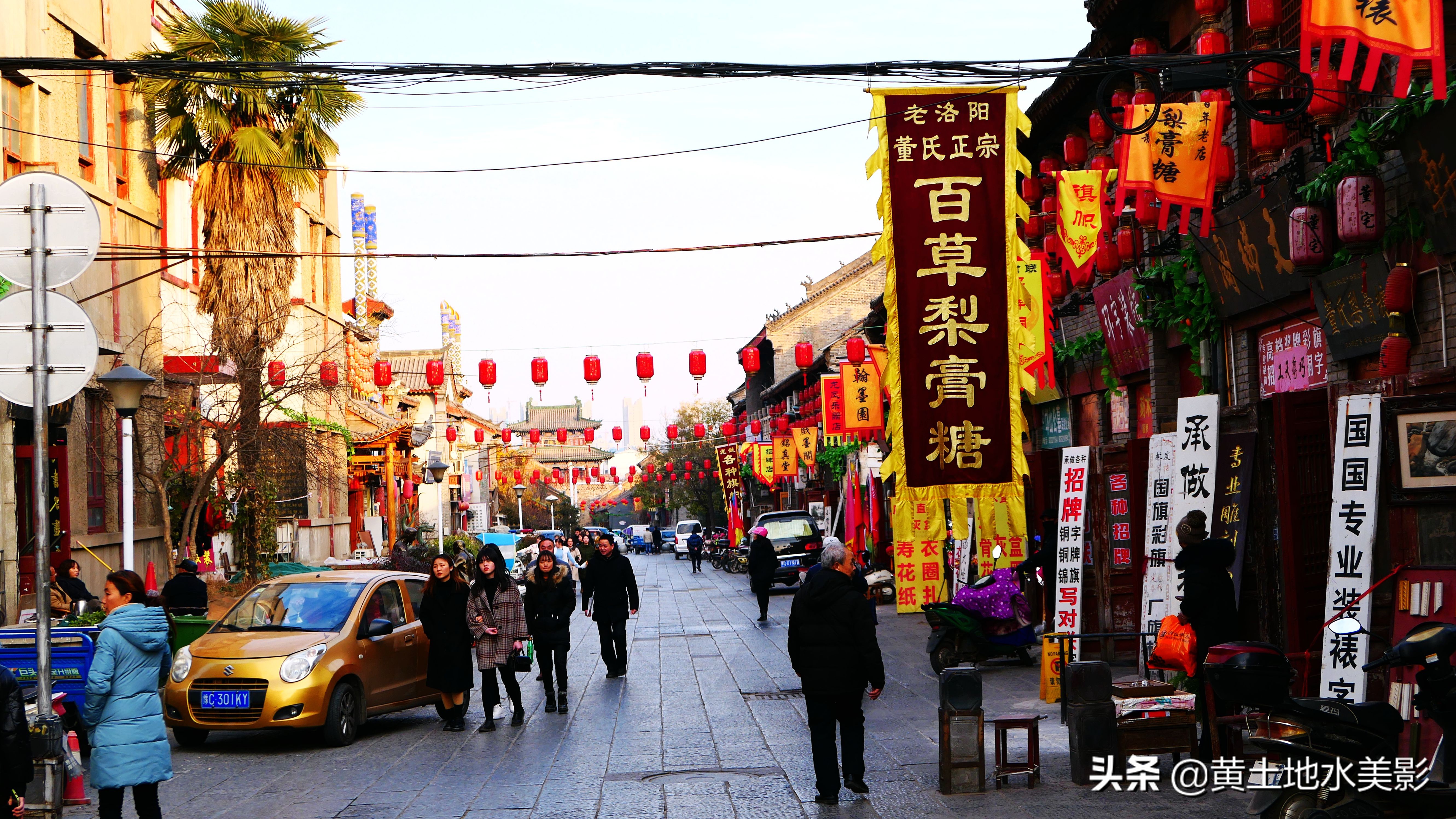 一群鸽子绕鼓楼盘旋,一家老外吃在洛阳,漫步在洛阳老城的街上