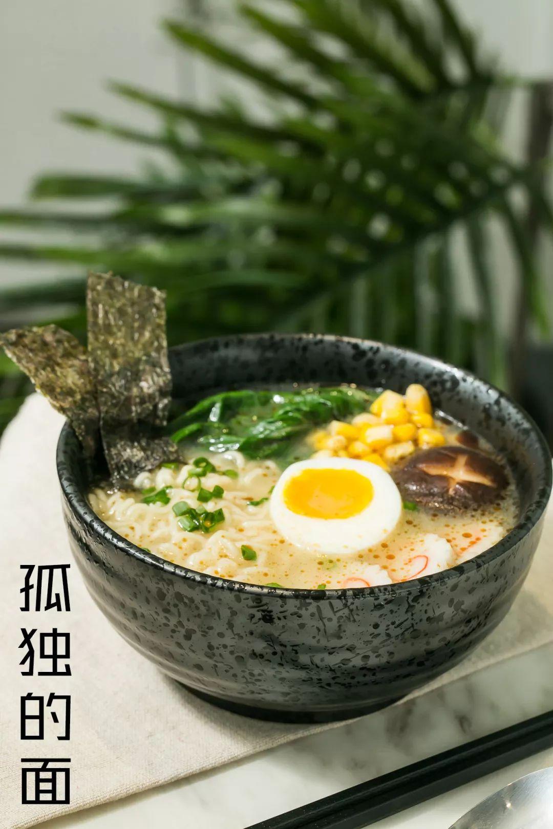 双色的双层小店，晚上有满天星星，呆足一天也不够