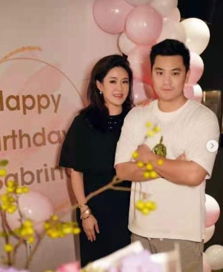 张艾嘉儿子罕见出镜,张艾嘉儿子展览众星云集