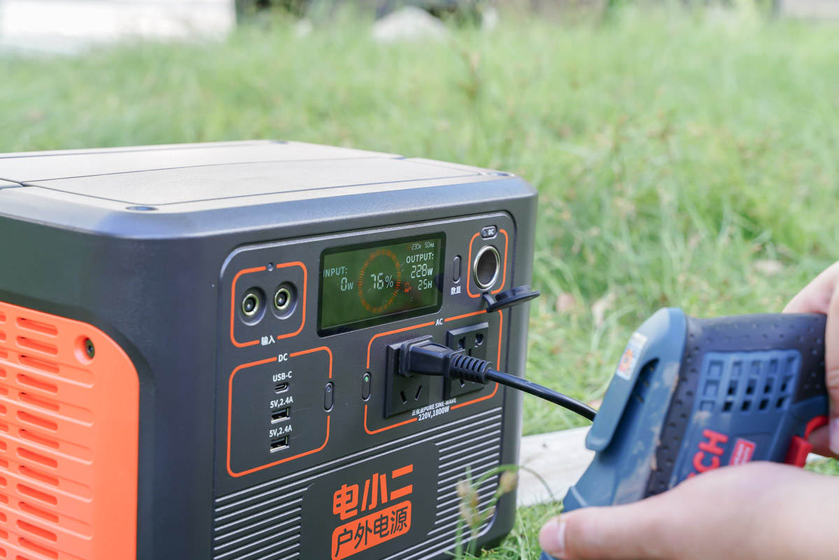 外出露营用电全靠它,电霸级别电小二户外电源1800W测评