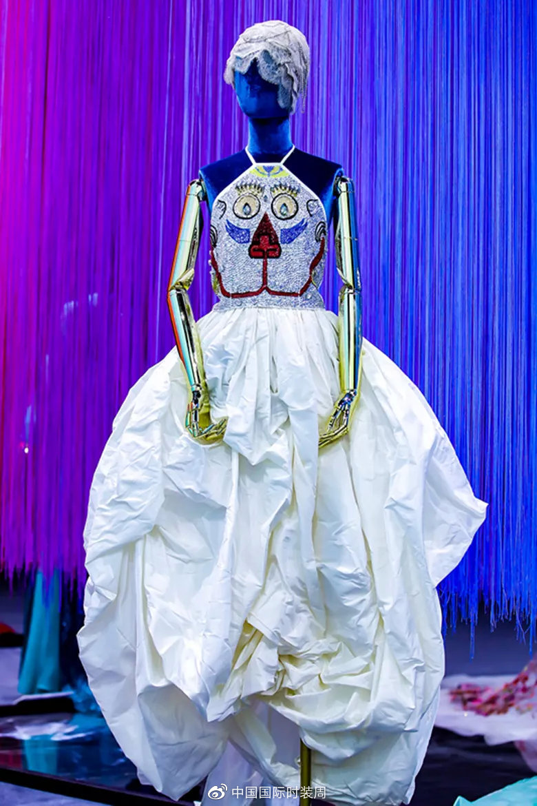 用丝线牵引时尚|“天锦地绣·华夏大美”刺绣艺术展精彩纷呈