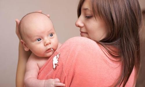 月子期间母乳喂养的正确姿势,母乳喂养的正确姿势防呛奶