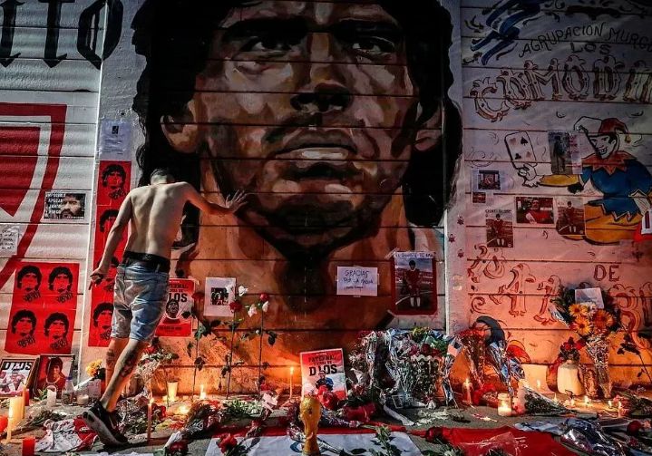 马拉多纳上帝之手拿冠军了吗,马拉多纳是梅西的什么人