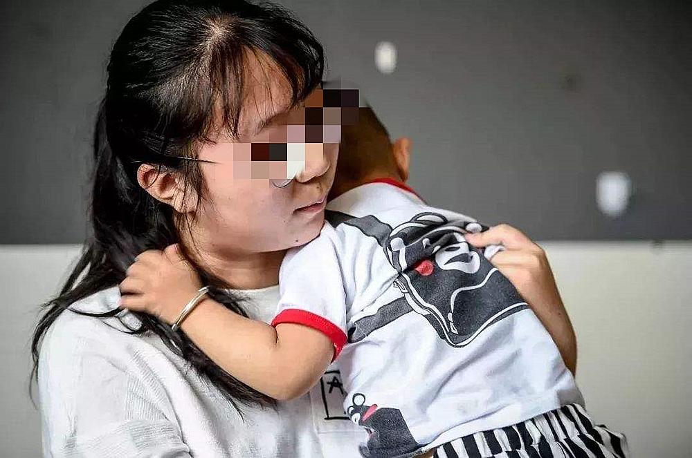 宝宝老哭抱宝宝的正确姿势,为什么宝宝被抱着经常想呕