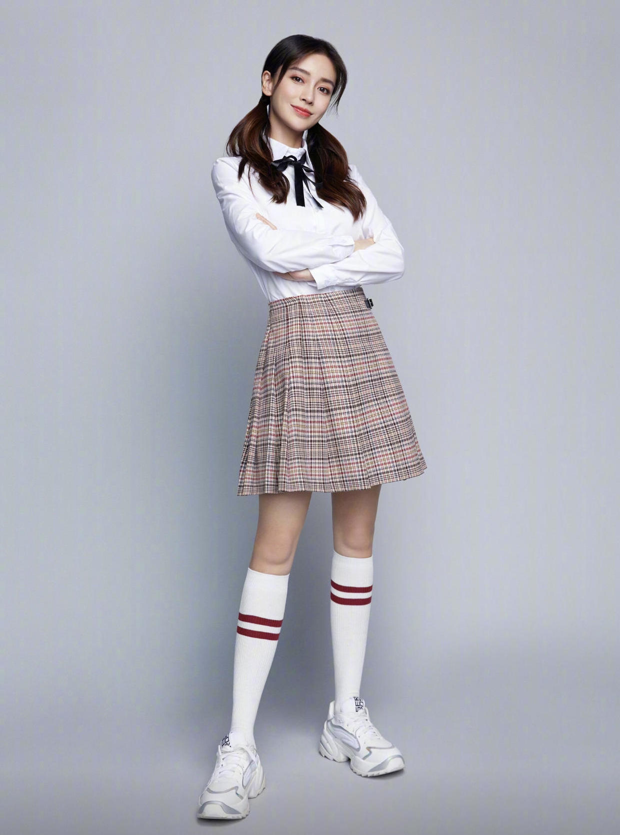 何洁穿黑西装配短裙,何洁被夸好瘦的视频