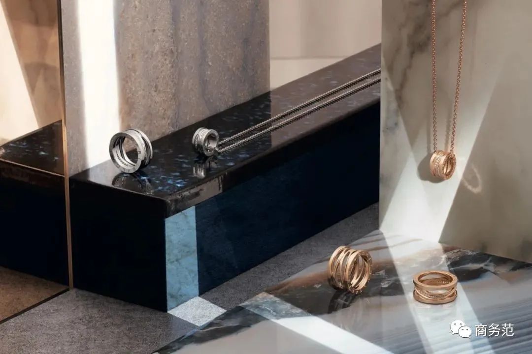 孟晚舟的穿搭首饰,孟晚舟戴的是新款梵克雅宝吗