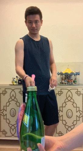全世界都在挑战瓶盖，但请小心你的韧带