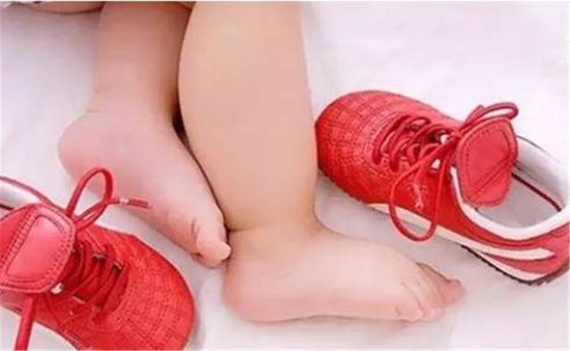 睡枕头和不睡枕头的娃,小孩是睡枕头好还是不睡枕头好