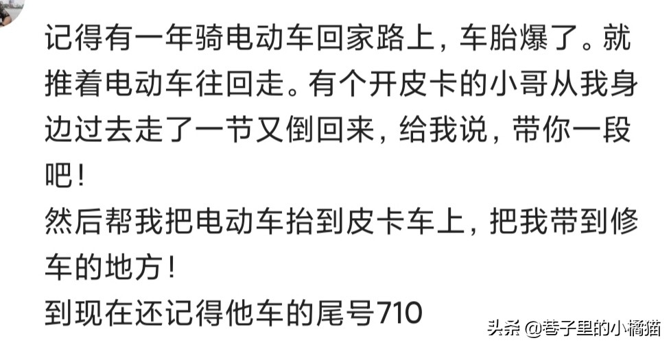 老板娘用筷子啪一下敲在小伙计的手上，那孩子眼泪立马掉下来了