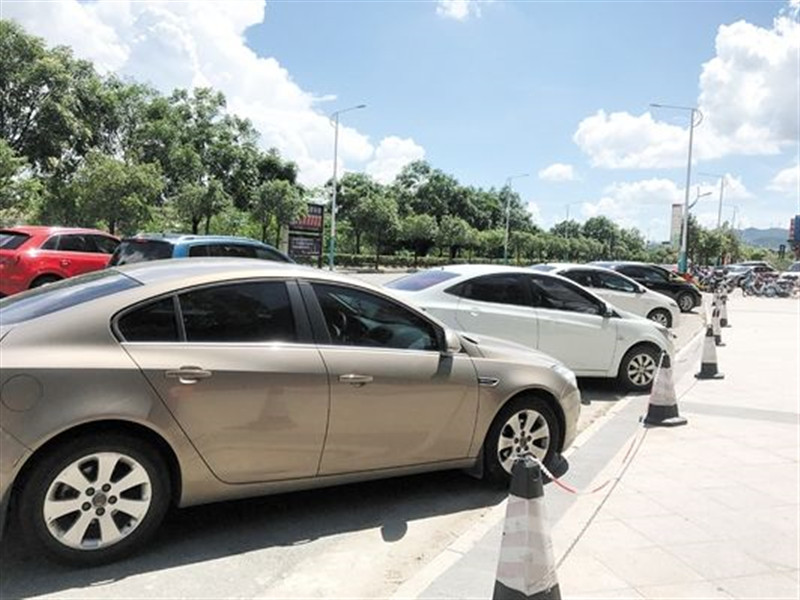 高温暴晒的汽车,高温天气汽车暴晒有啥影响