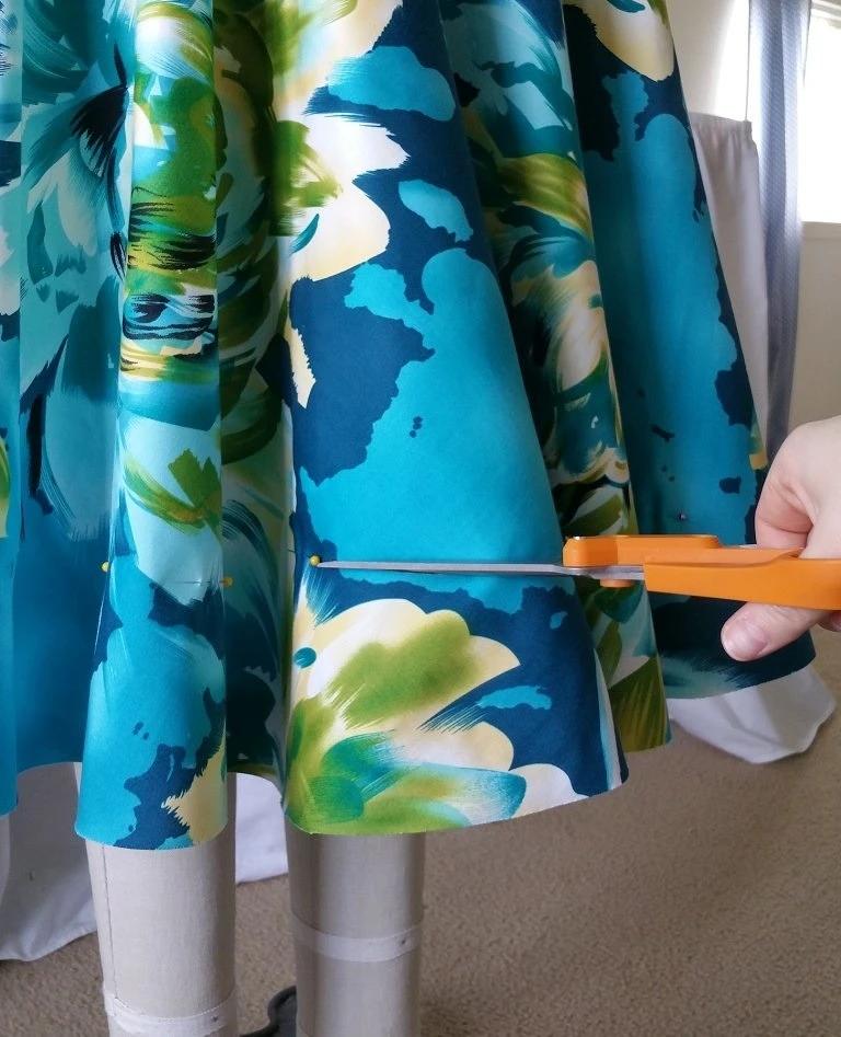 连衣裙下摆翘怎么办,连衣裙怎样穿才不会往上缩