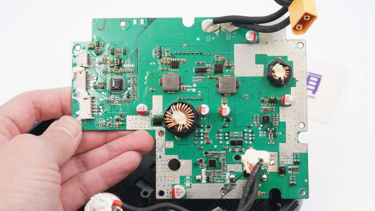 公牛便携式电源拆解,公牛1800w户外电源拆解