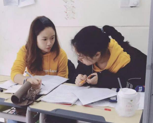 隐身在家政的“住家老师”，月薪两万的神仙工作，穿新鞋走老路