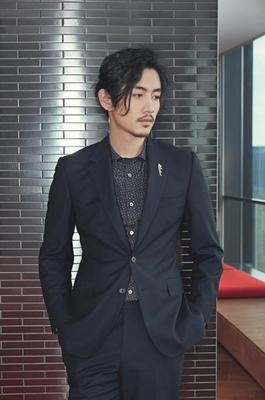 陈晓穿运动休闲套装扎什么头发啊,陈晓白色衬衣西装照