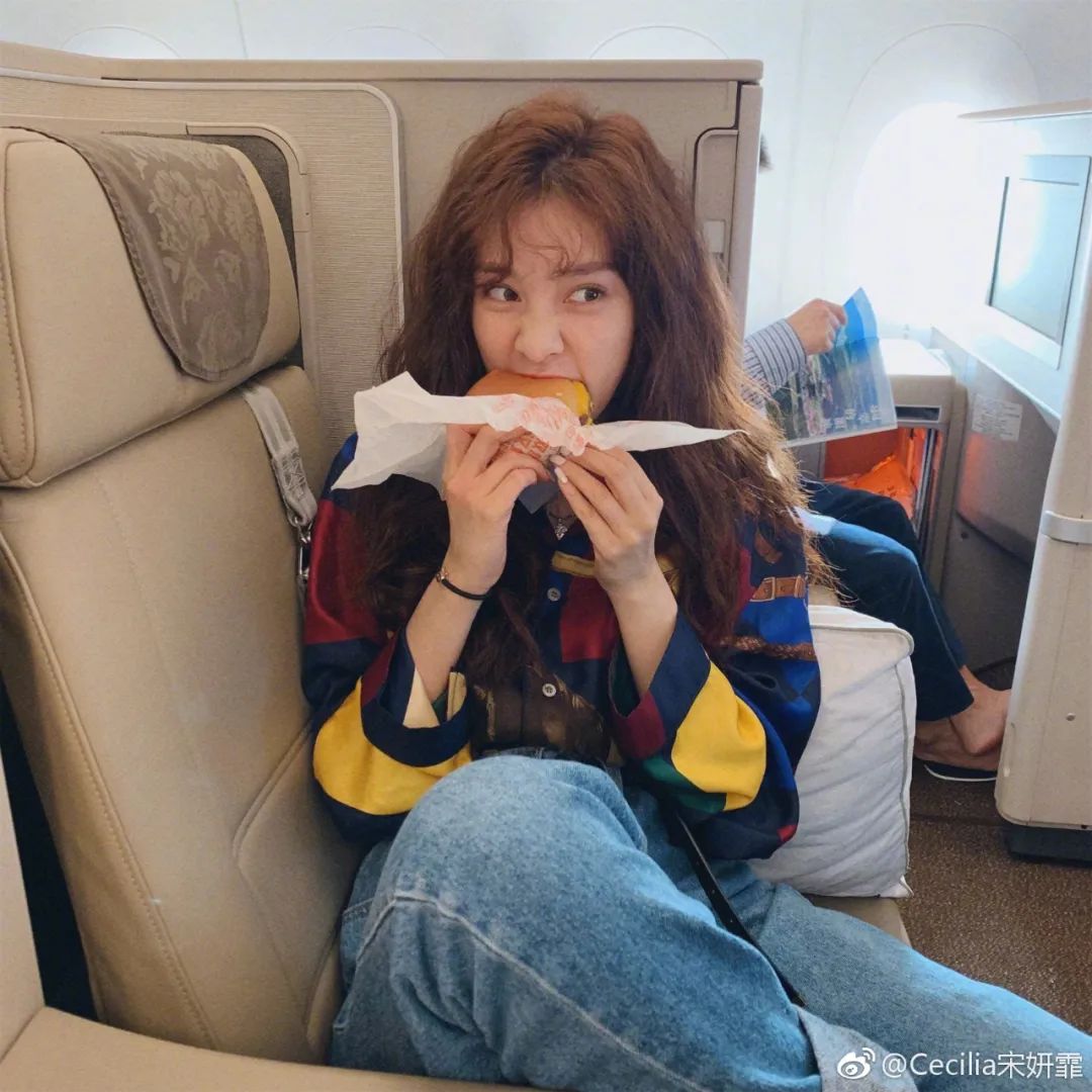 时髦精示范一件白t的100种穿法,一件白t多种穿法女显瘦