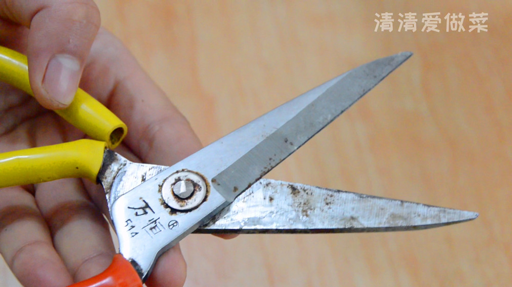 不管剪刀有多钝，万不可扔掉了，教你一招，剪刀干净锋利如新