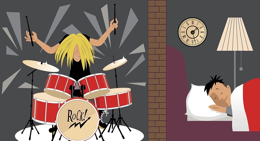 隔音效果太差了经常被楼下吵醒,房间隔音差半夜被吵醒怎么改善