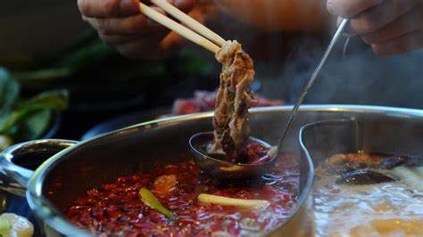 吃火锅隐形眼镜会溶掉吗,吃火锅戴隐形眼镜取不下来