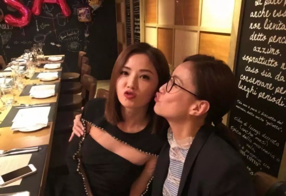 女性下巴肿怎么回事,下巴突然肿痛有硬块