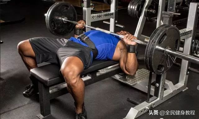 胸肌是不是练大了才能有中缝,胸肌练大了二头不长