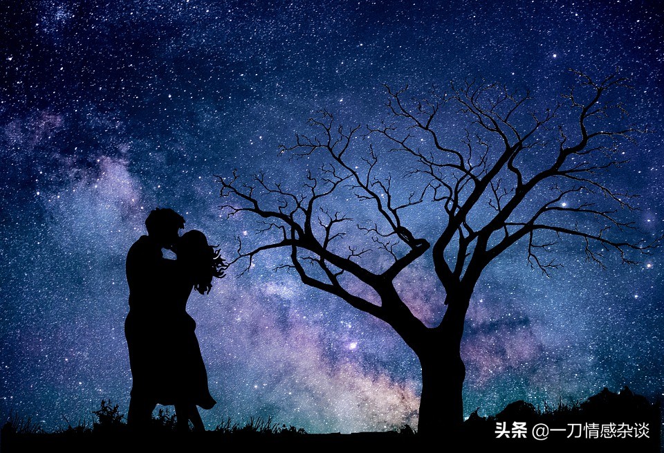 男生不主动联系你但是发信息会回,男生一天没联系我我要主动联系吗