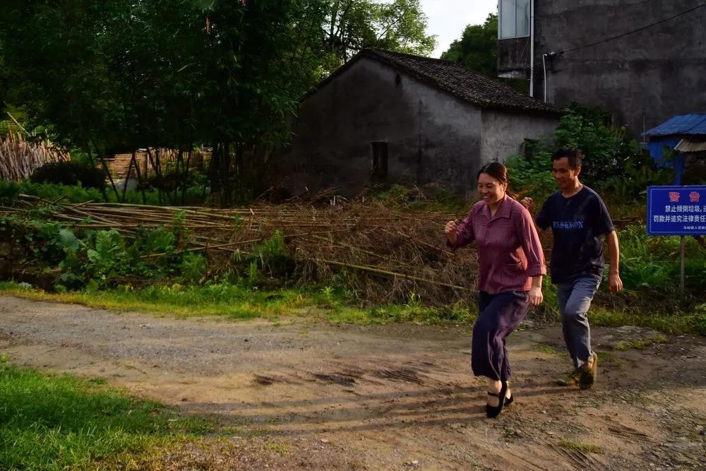 很感人！妻子带车祸丈夫跳曳步舞走出抑郁症阴霾