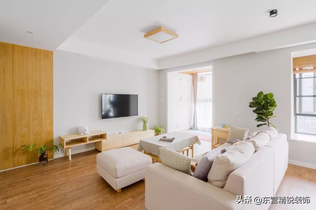 主卧背景墙护墙板装修效果图大全,100平方现代轻奢护墙板装修多少钱