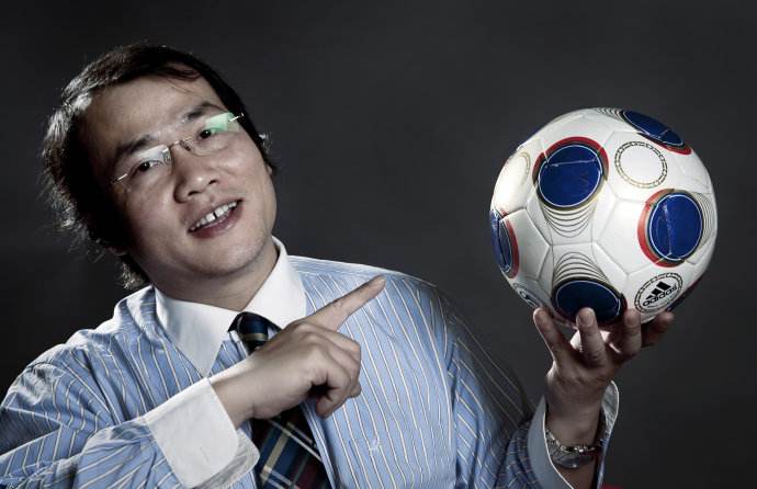 风格大变，还删了爆粗口怒骂足协的微博，这位足球名记闹哪样？