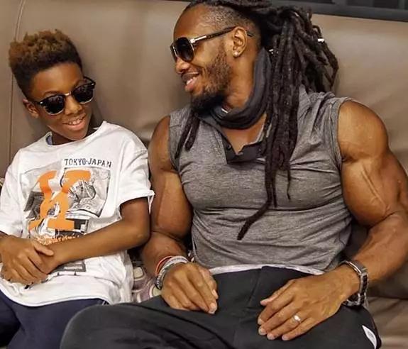 大屌哥的儿子小小年纪就已经练成了肌肉男,真是虎父无犬子