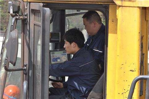 父亲开货车去世,货车司机半路知道父母去世