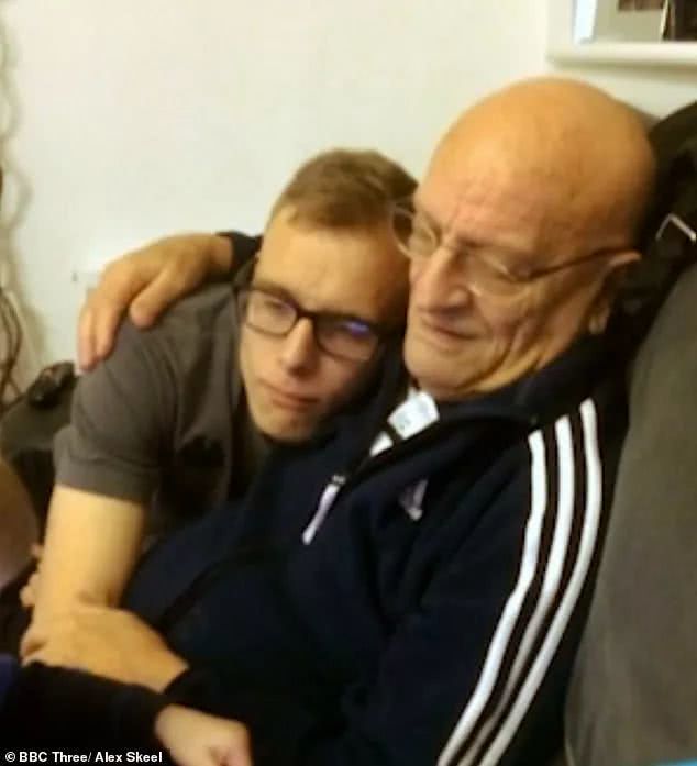 22岁女孩遭教练虐待,足球教练虐待儿童