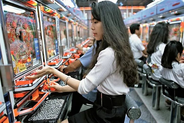 除了麻将，日本人还沉迷于这个赌博设备，一年花费过万亿元