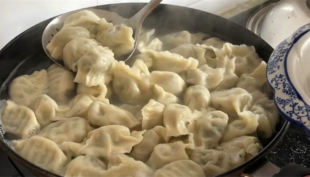 煮饺子时用大火还是中火煮,煮饺子是用冷水还是用开水下锅