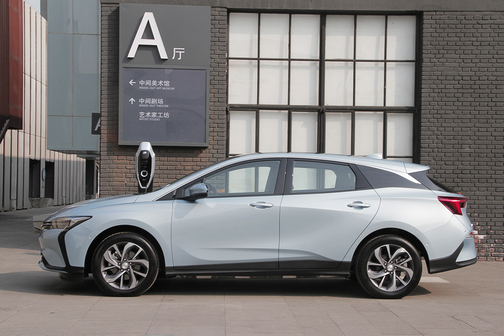 一台可以给你推背感的纯电小车,一辆让你骑着有幸福感的车子