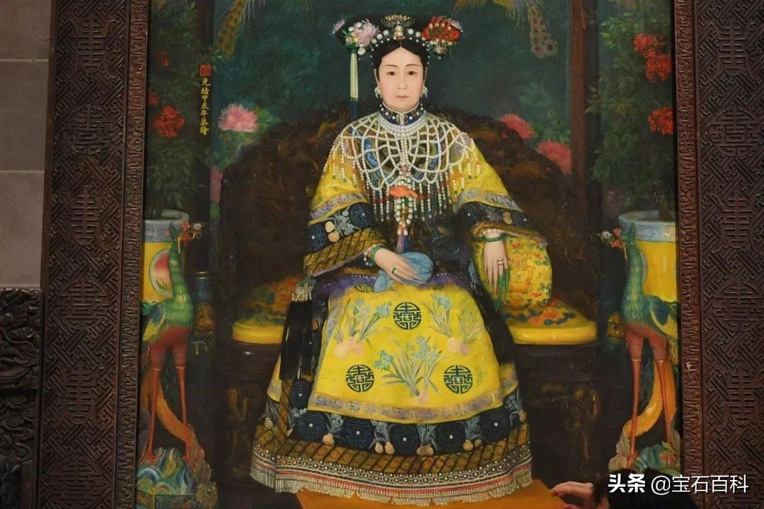 戴红宝石,戴红宝石的女人