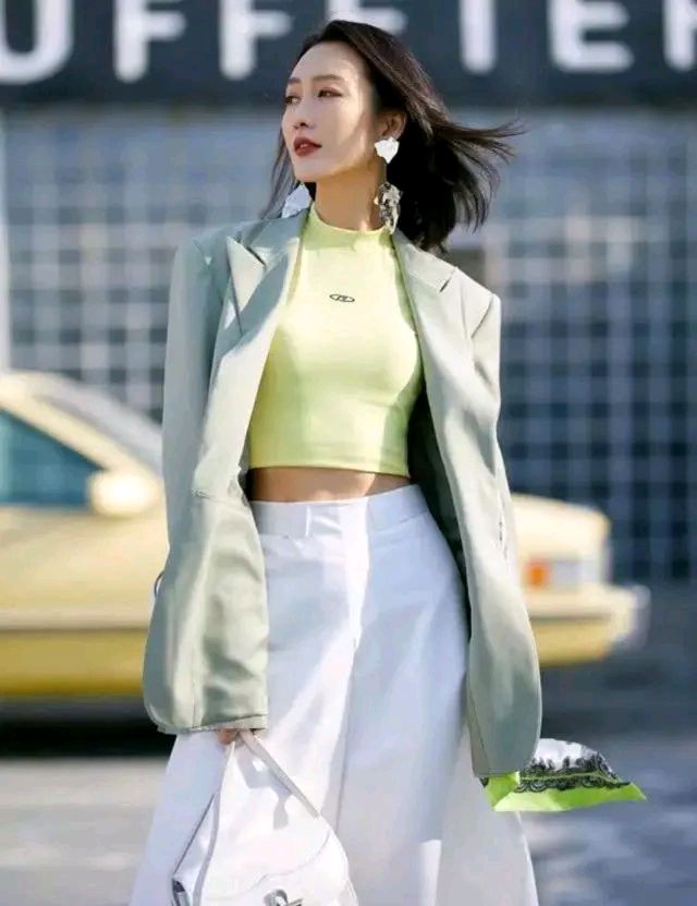 王鸥黄色雪纺衬衫搭白色西装裤,王鸥穿白色长裤