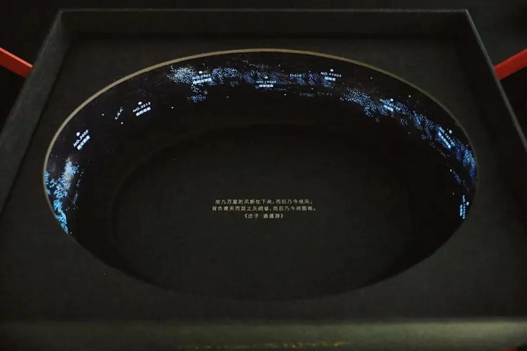 2021高校录取通知书设计！黑科技芯片、酸性镭射、星空灯…