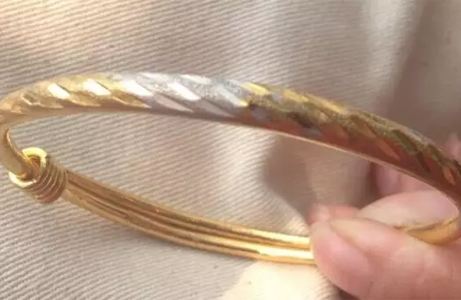 黄金戴久了怎么没那么黄,黄金链子戴了一段时间发黑的原因