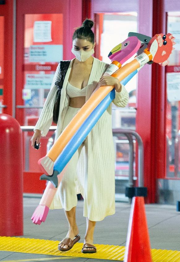 奥莉维亚·库尔普身穿长款条纹雪纺开衫，轻盈飘逸，仙气十足