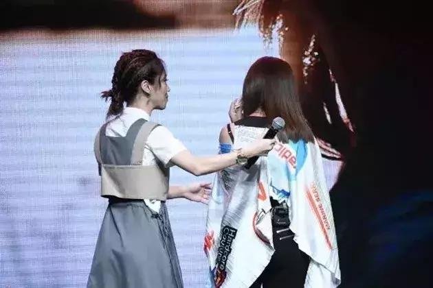 梁静茹承认分手,梁静茹婚变后首次现身