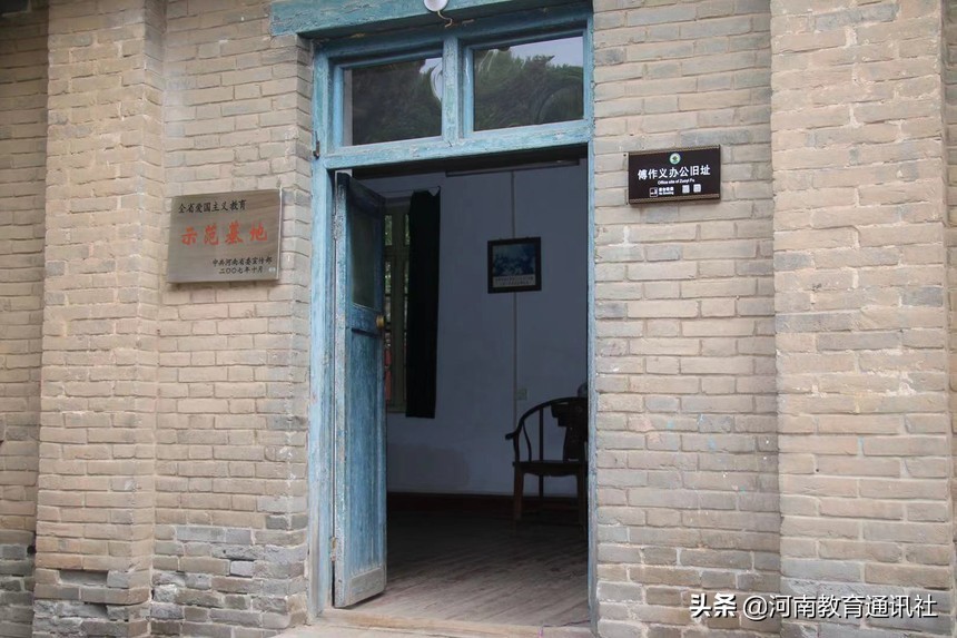 焦作四中组织*党**员教师到武陟县嘉应观、人民胜利渠开展*党**日活动