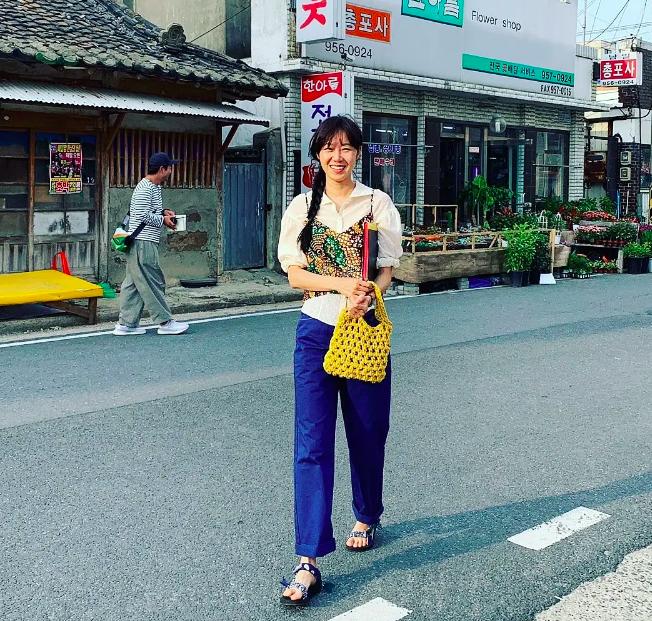 孔孝真《山茶花开时》穿搭盘点，背带裤叠穿好时髦