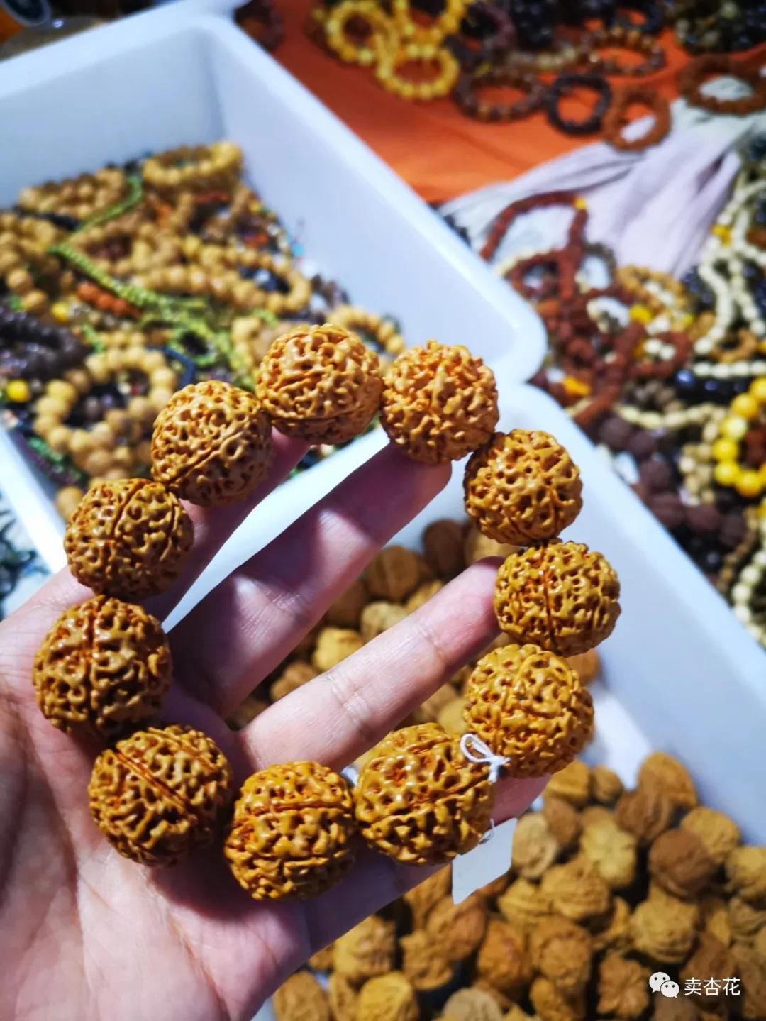 南阳街头，有个40岁的男人正努力讨生活