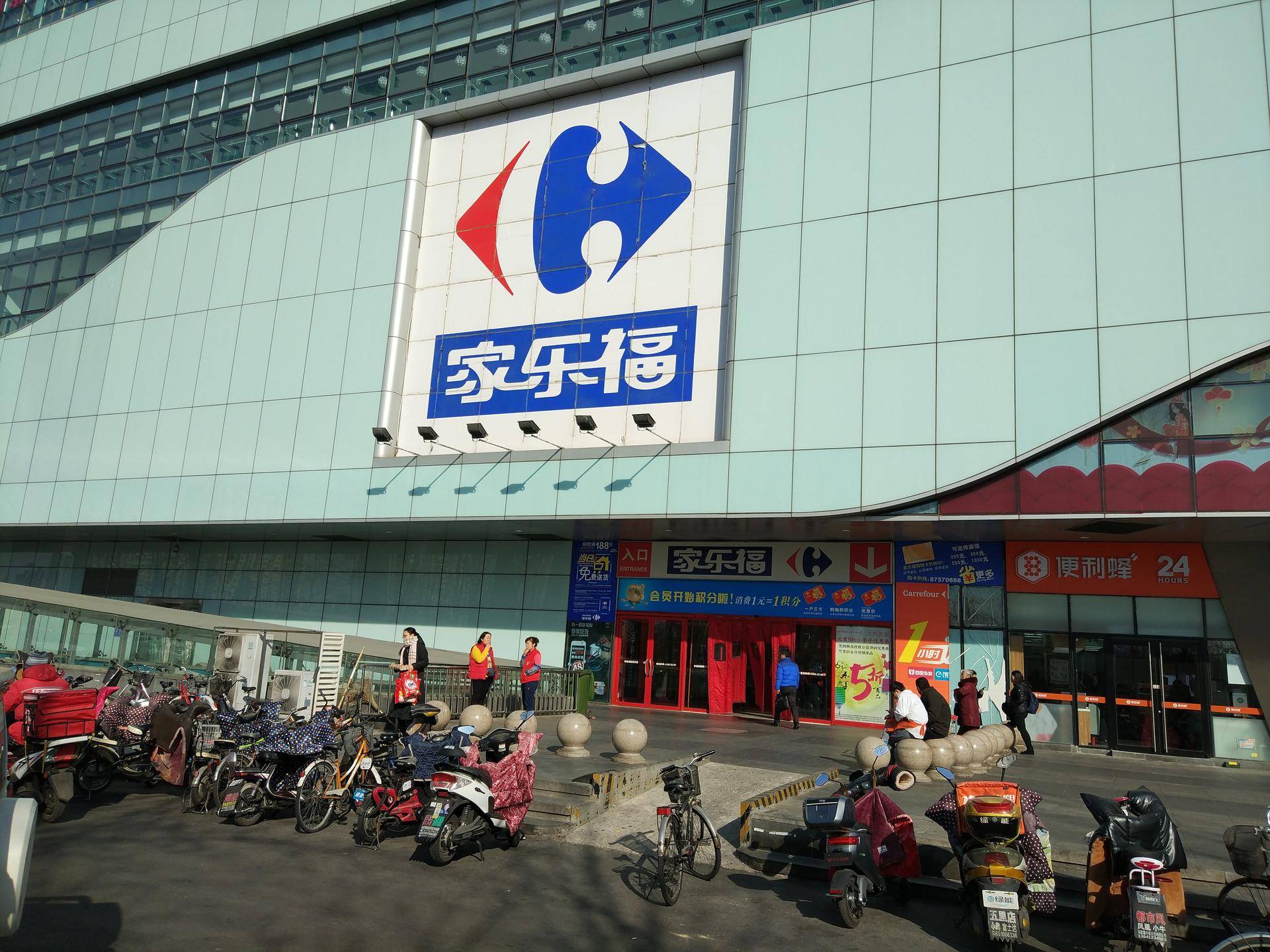 它是超市中的黄埔军校，销售额5年下滑75亿，今48亿*身卖**苏宁