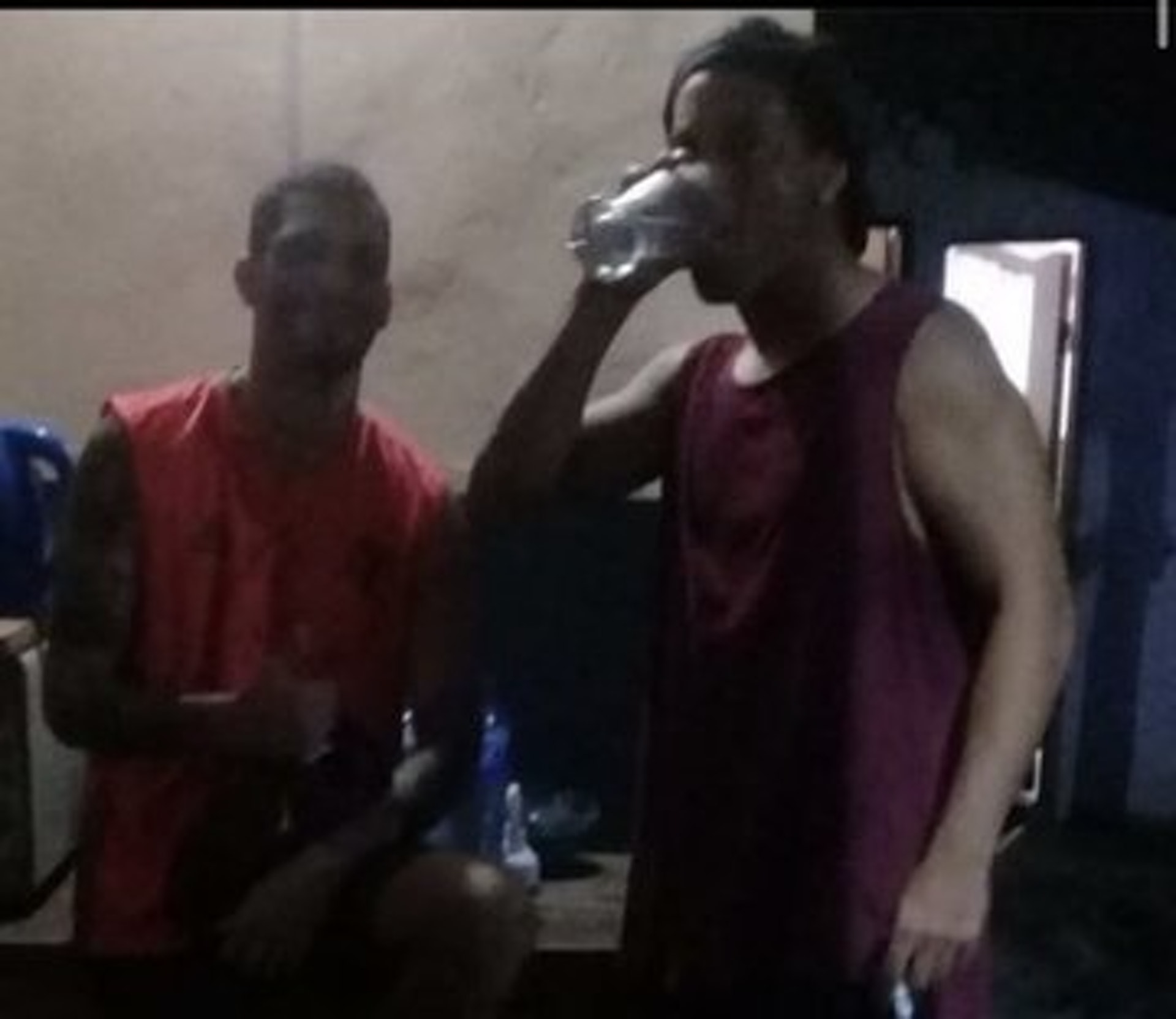 小罗因假护照被捕判几年,小罗入狱被保释