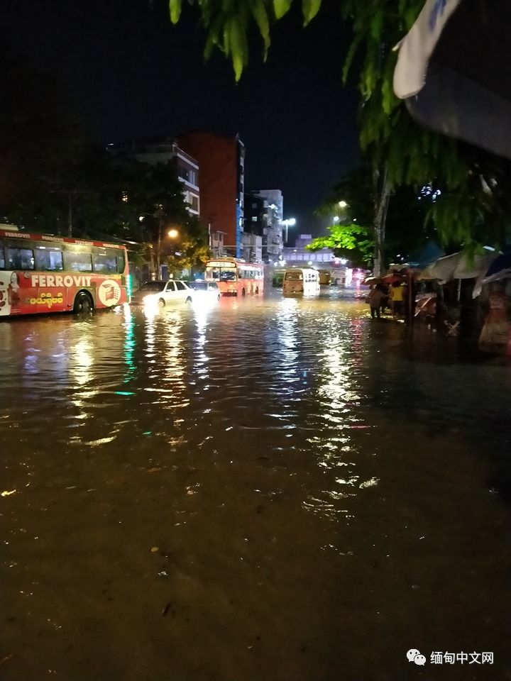 仰光雷雨，积水没过大腿，不少车子在水中“游”